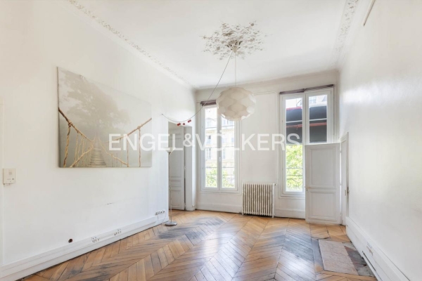d&eacute;couvrez un appartement ancien situ&eacute; dans le 10e arrondissement de paris en 2025. alliant charme de l'ancien et prestations modernes, ce bien rare offre un cadre de vie authentique au c&oelig;ur de la capitale.