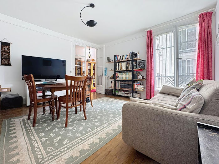 découvrez cet appartement ancien situé dans le 10e arrondissement de paris, disponible en 2025. profitez du charme de l'ancien allié au confort moderne, dans un quartier dynamique et recherché.