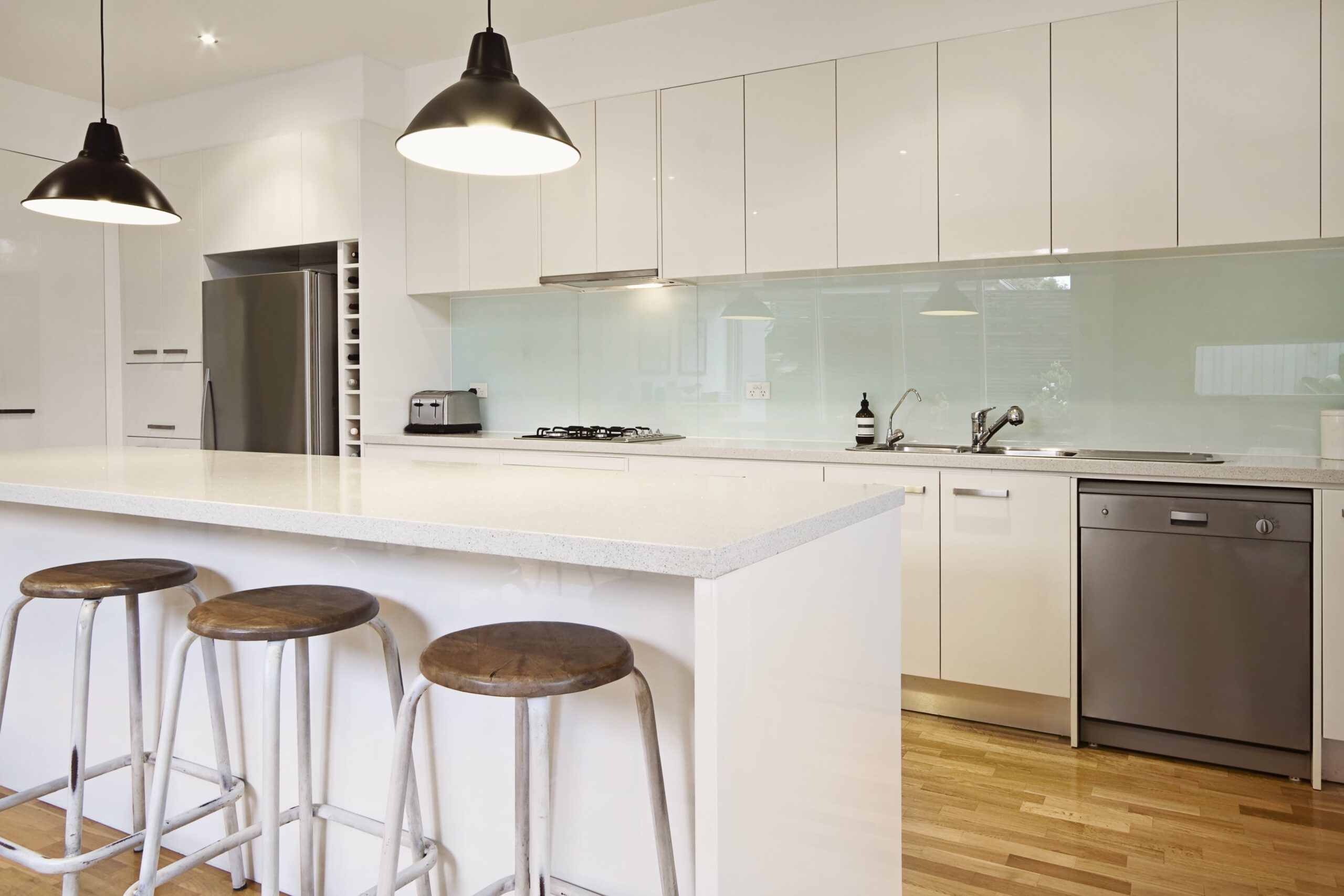 d&eacute;couvrez comment estimer le budget de r&eacute;novation de votre cuisine &agrave; paris 10. conseils, astuces et devis pour transformer votre espace selon vos besoins et votre style.