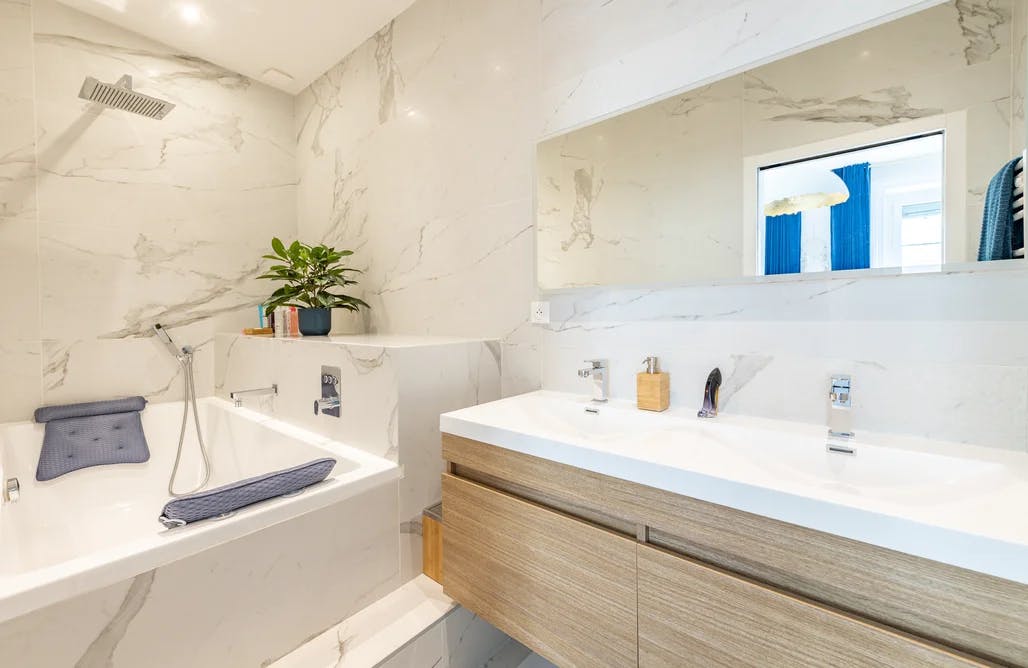 d&eacute;couvrez comment estimer et optimiser votre budget pour la r&eacute;novation de salle de bain &agrave; paris 10. conseils, astuces et devis gratuits pour un projet r&eacute;ussi au meilleur prix.