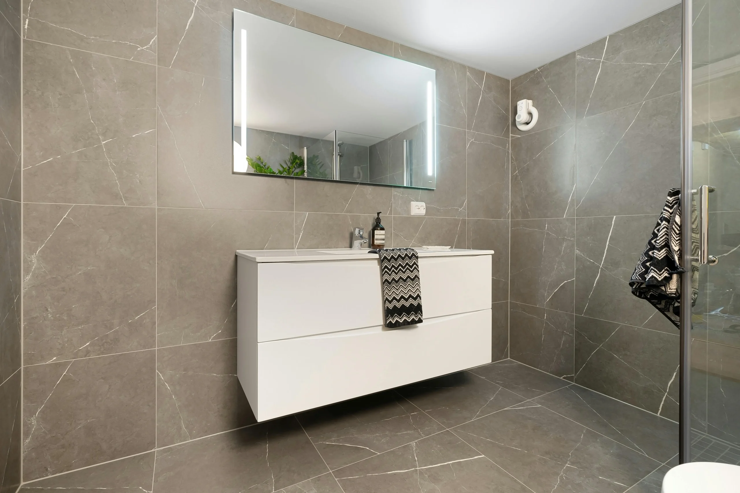 d&eacute;couvrez le co&ucirc;t d'une salle de bain &agrave; paris 75010 : prix moyens, conseils pour ma&icirc;triser votre budget et options de r&eacute;novation adapt&eacute;s &agrave; vos besoins dans le 10e arrondissement.