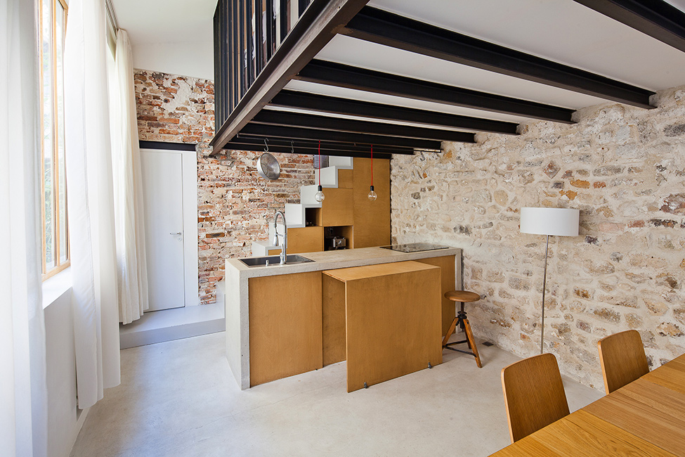 découvrez l'élégance d'une cuisine ouverte dans un loft parisien, alliant convivialité, design moderne et luminosité pour un espace de vie unique au cœur de paris.