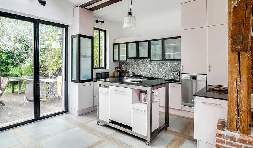 découvrez l’inspiration loft à paris avec une cuisine ouverte au style moderne et élégant. profitez d’un espace convivial, lumineux et idéal pour recevoir, alliant fonctionnalité et design contemporain.