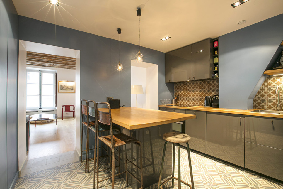 découvrez une cuisine spacieuse à paris 10, idéale pour préparer vos repas en toute convivialité. espace lumineux, équipement moderne et fonctionnalité au cœur du 10e arrondissement.