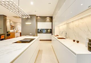 découvrez votre cuisine sur mesure à paris : conception personnalisée, matériaux de qualité et accompagnement sur-mesure pour créer la cuisine de vos rêves. devis gratuit.