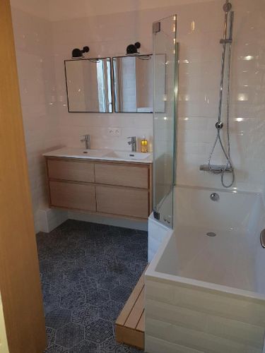 d&eacute;couvrez des id&eacute;es et des conseils pour un design de salle de bain tendance &agrave; paris 75010. inspirez-vous de r&eacute;alisations modernes pour cr&eacute;er la salle de bain de vos r&ecirc;ves dans le 10e arrondissement.