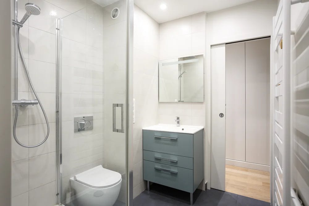 obtenez rapidement un devis personnalisé pour la rénovation ou la création de votre salle de bain à paris 10. profitez de l’expertise d’artisans qualifiés pour un projet sur-mesure au meilleur prix.