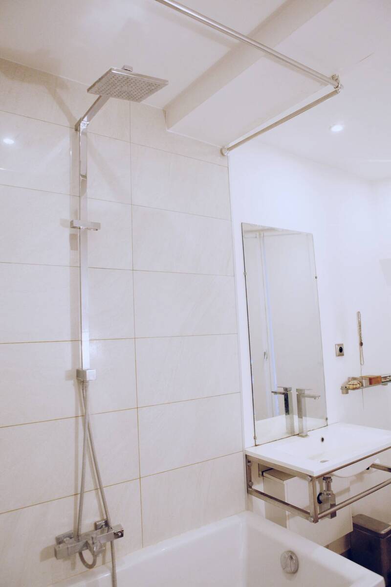 d&eacute;couvrez nos solutions de douche moderne &agrave; paris 75010 : installation, r&eacute;novation et design contemporain pour transformer votre salle de bain avec &eacute;l&eacute;gance et fonctionnalit&eacute;.