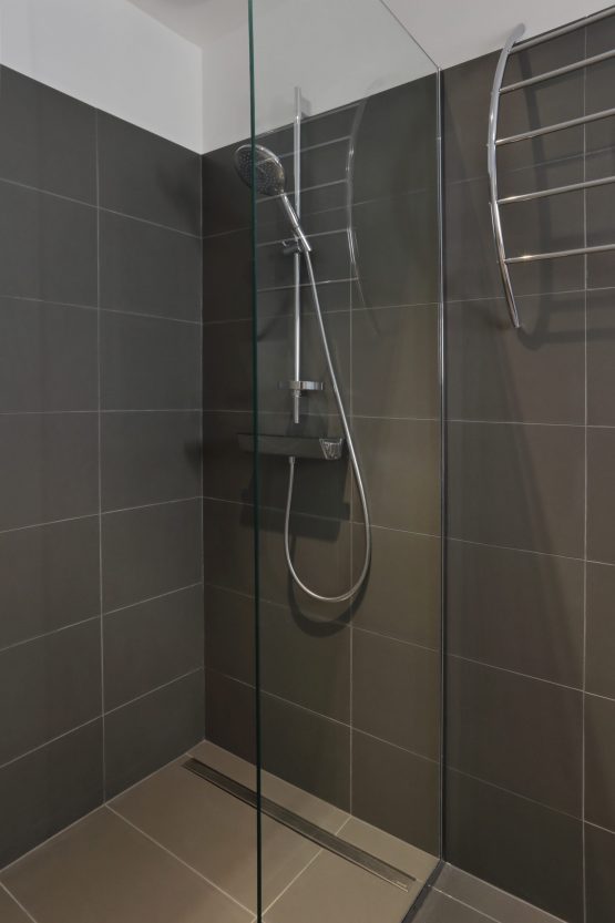 découvrez des solutions de douche moderne à paris 75010 : rénovation sur-mesure, designs tendances et installations de qualité pour sublimer votre salle de bain.