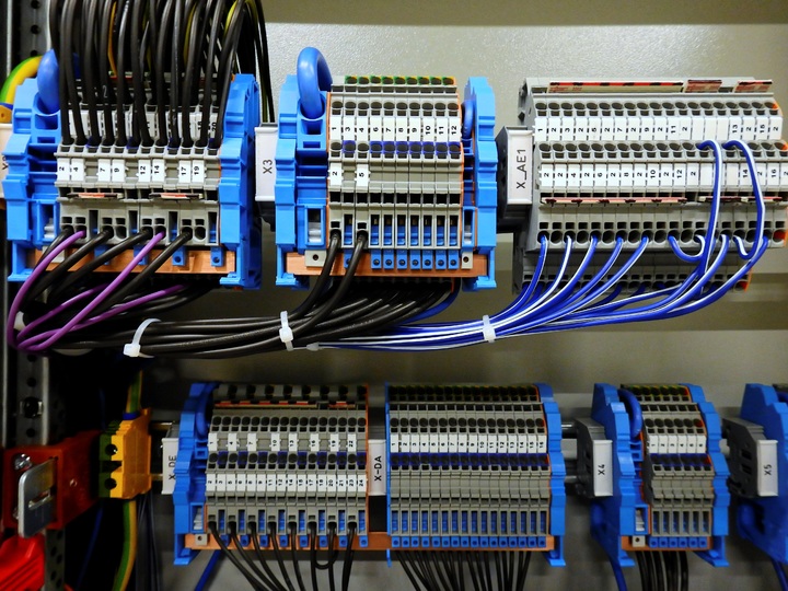 trouvez un électricien professionnel pour votre entreprise à paris. installation, maintenance et dépannage électrique rapide et fiable, services adaptés aux besoins des sociétés parisiennes.