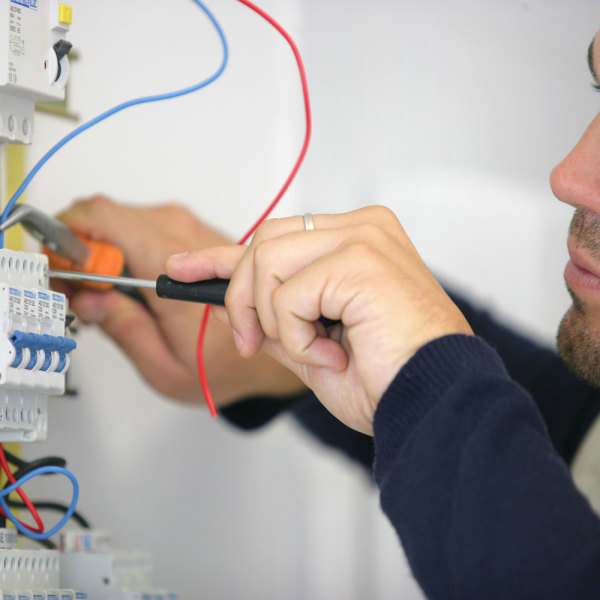 besoin d'une intervention rapide en électricité à paris 10 ? profitez d'une garantie sur tous vos travaux électriques avec nos électriciens qualifiés et disponibles 7j/7. devis gratuit.