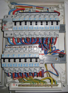besoin d'une électricité sécurisée à paris 75010 ? nos électriciens certifiés interviennent rapidement pour des installations et dépannages électriques fiables et conformes aux normes. sécurité et qualité garanties.
