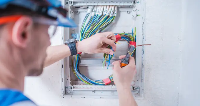 découvrez nos conseils pour éviter les arnaques d'électriciens à paris 10. apprenez à choisir un professionnel fiable et à sécuriser vos travaux électriques en toute tranquillité.