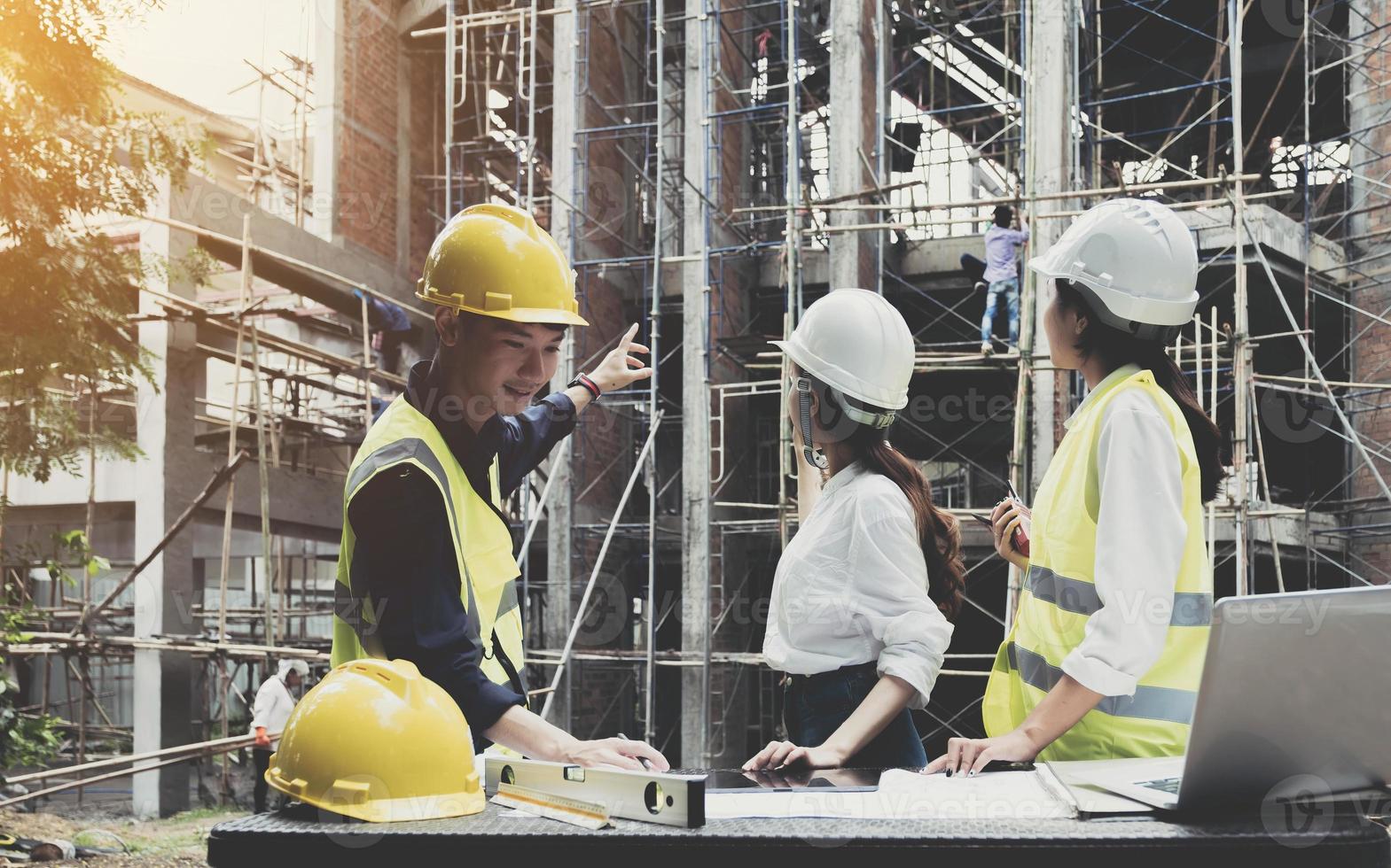 découvrez comment notre équipe d'experts en gestion de projet vous accompagne à chaque étape pour garantir le succès de vos initiatives, de la planification à la réalisation.