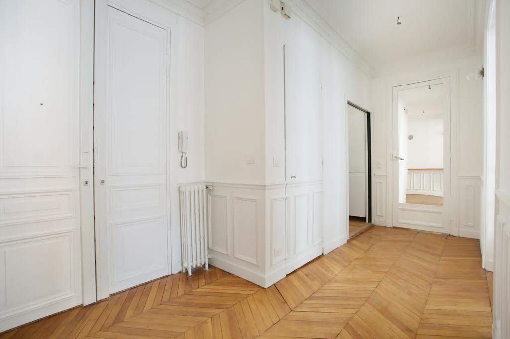 découvrez les principaux facteurs qui influencent le prix d'une rénovation à paris 75010 : superficie, état du bien, matériaux choisis, et complexité des travaux. conseils pour mieux budgétiser votre projet !