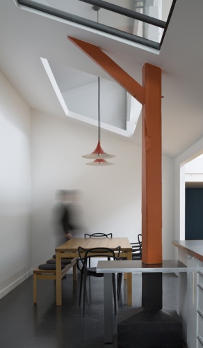 d&eacute;couvrez la r&eacute;novation cl&eacute;s en main d'un loft familial situ&eacute; &agrave; paris 10, alliant modernit&eacute;, confort et convivialit&eacute; pour un espace de vie unique adapt&eacute; &agrave; toute la famille.