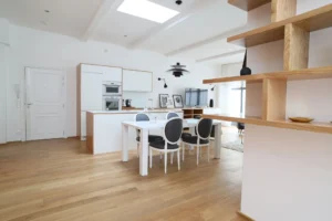 d&eacute;couvrez la r&eacute;novation cl&eacute;s en main d&rsquo;un loft familial situ&eacute; &agrave; paris 10, alliant modernit&eacute;, confort et optimisation de l&rsquo;espace pour un cadre de vie unique. id&eacute;al pour les familles en qu&ecirc;te d&rsquo;un habitat chaleureux et contemporain.