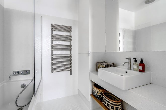 optimisez votre salle de bain à paris 75010 grâce à nos conseils et solutions sur-mesure pour gagner de l'espace, moderniser votre pièce et améliorer votre confort au quotidien.