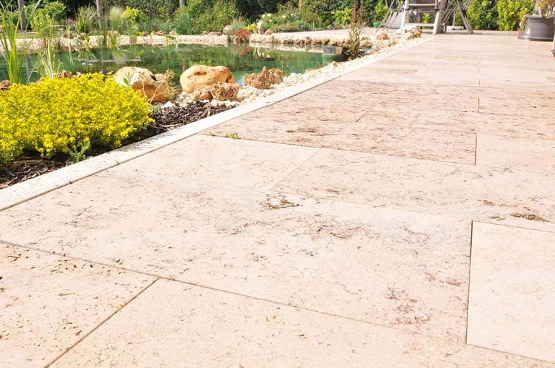 découvrez le prix du carrelage au m2, conseils pour bien choisir selon votre budget et astuces pour réussir la pose. comparez les tarifs des différents types de carrelage et trouvez la meilleure offre pour vos travaux.