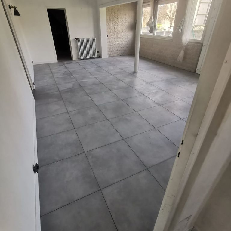 découvrez le prix du carrelage au m2 selon les types, matériaux et finitions. comparez les tarifs pour choisir le meilleur carrelage pour votre sol ou mur. conseils pour bien estimer votre budget rénovation ou construction.