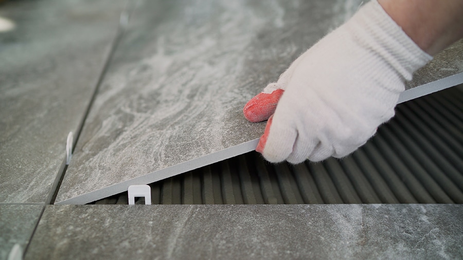 découvrez tout ce qu'il faut savoir sur le prix du carrelage au m2 : fourchettes de tarifs, astuces pour bien choisir et conseils pour estimer votre budget de pose en 2024.