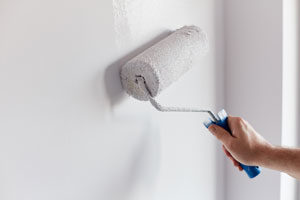 découvrez comment calculer le prix de la peinture au m2, les facteurs qui influencent le coût et des conseils pour estimer votre budget de travaux de peinture.