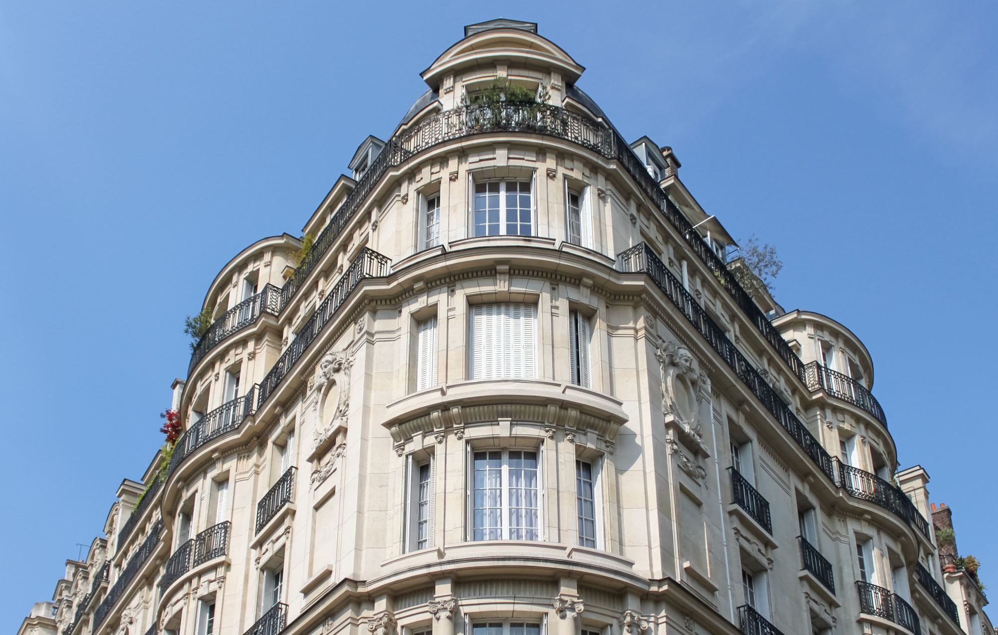 confiez votre projet de rénovation de bâtiment à paris à des experts. services complets pour appartements, maisons et locaux professionnels. qualité, respect des délais, devis gratuit.