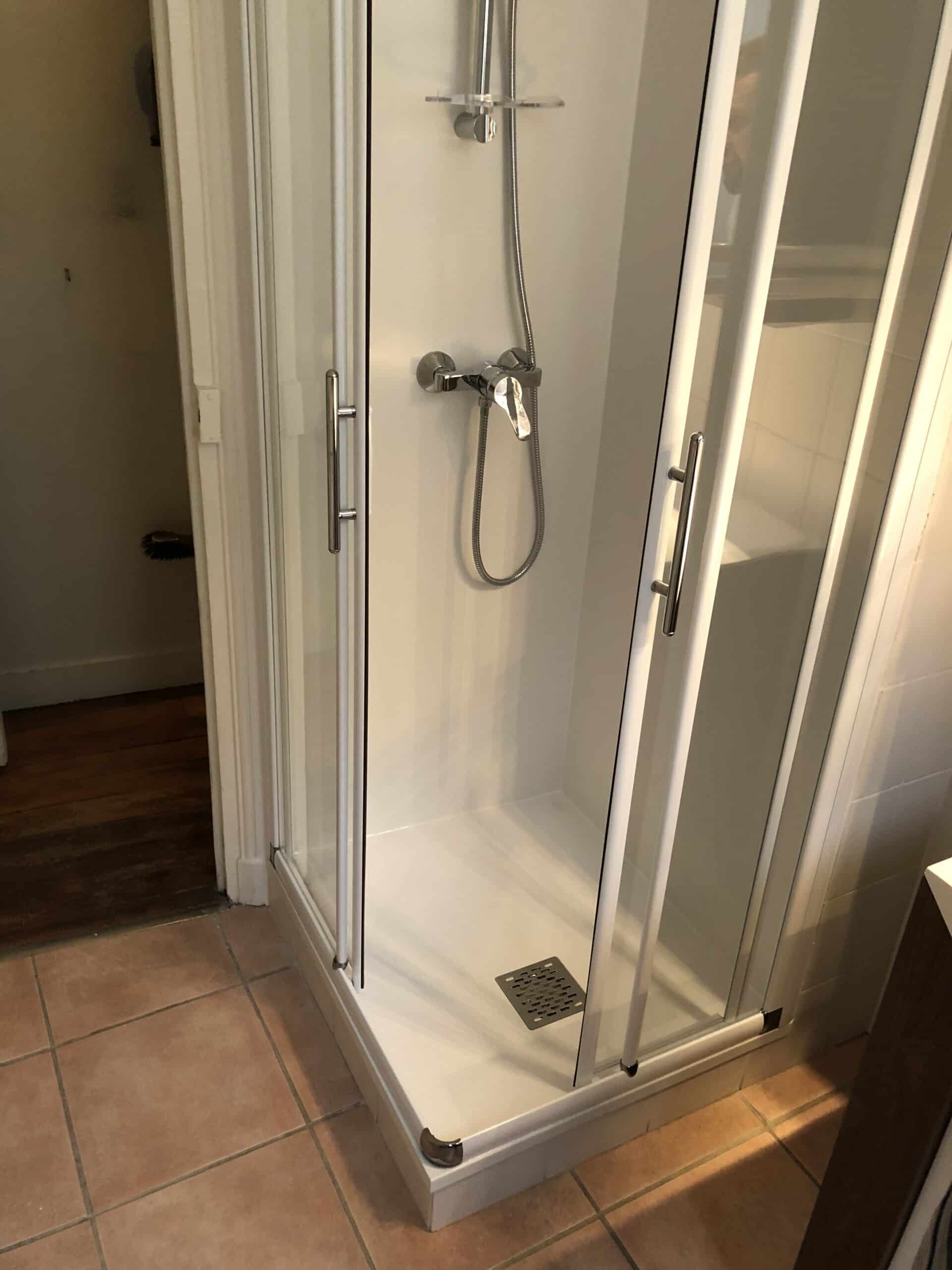 besoin de rénover votre douche ou baignoire à paris 10 ? profitez d’une rénovation sur-mesure, rapide et professionnelle, pour une salle de bain moderne et fonctionnelle. devis gratuit !