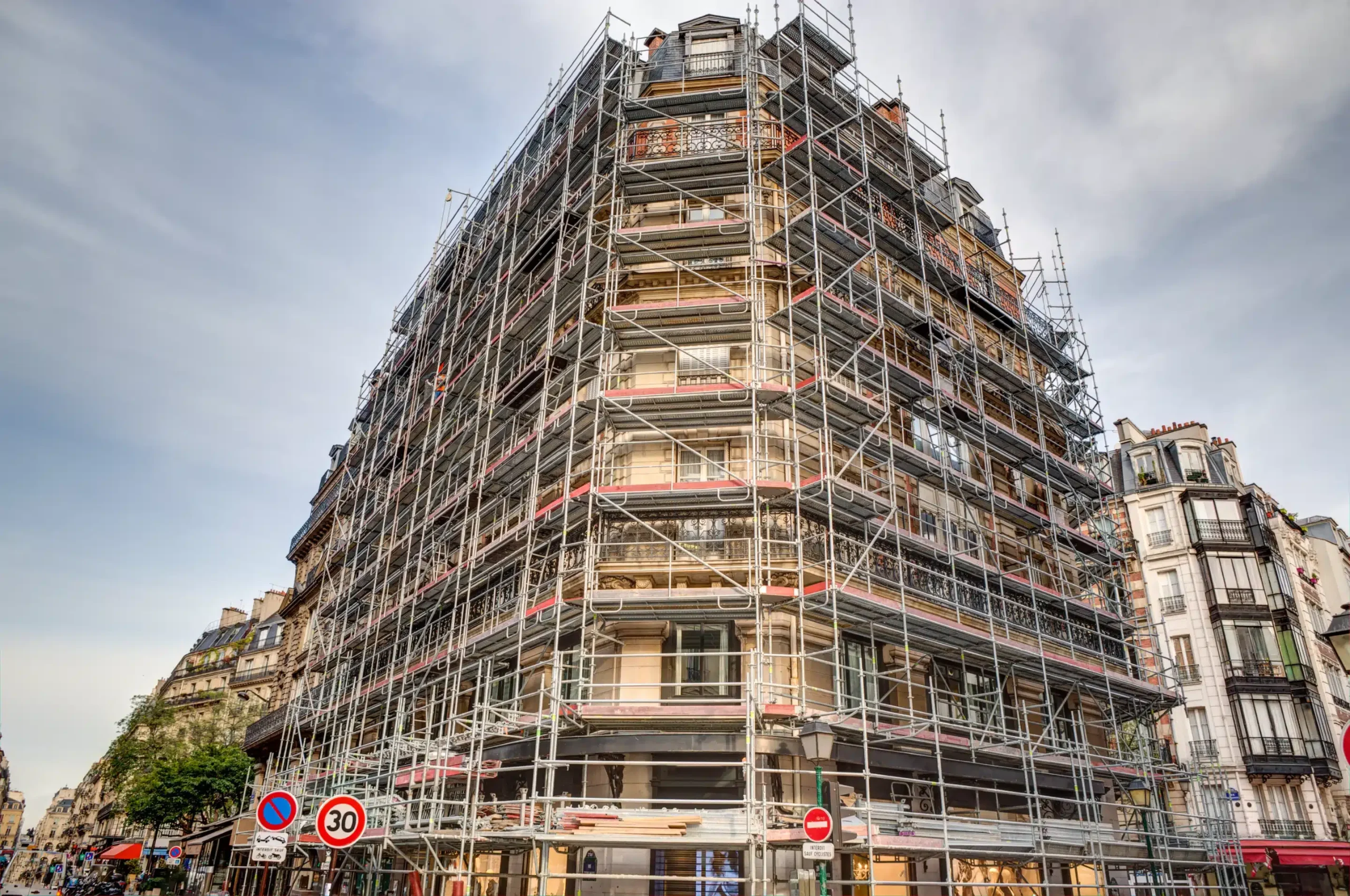 découvrez nos services de rénovation à paris : transformation d'appartements, maisons et locaux professionnels avec un savoir-faire de qualité. devis gratuit et accompagnement sur-mesure.
