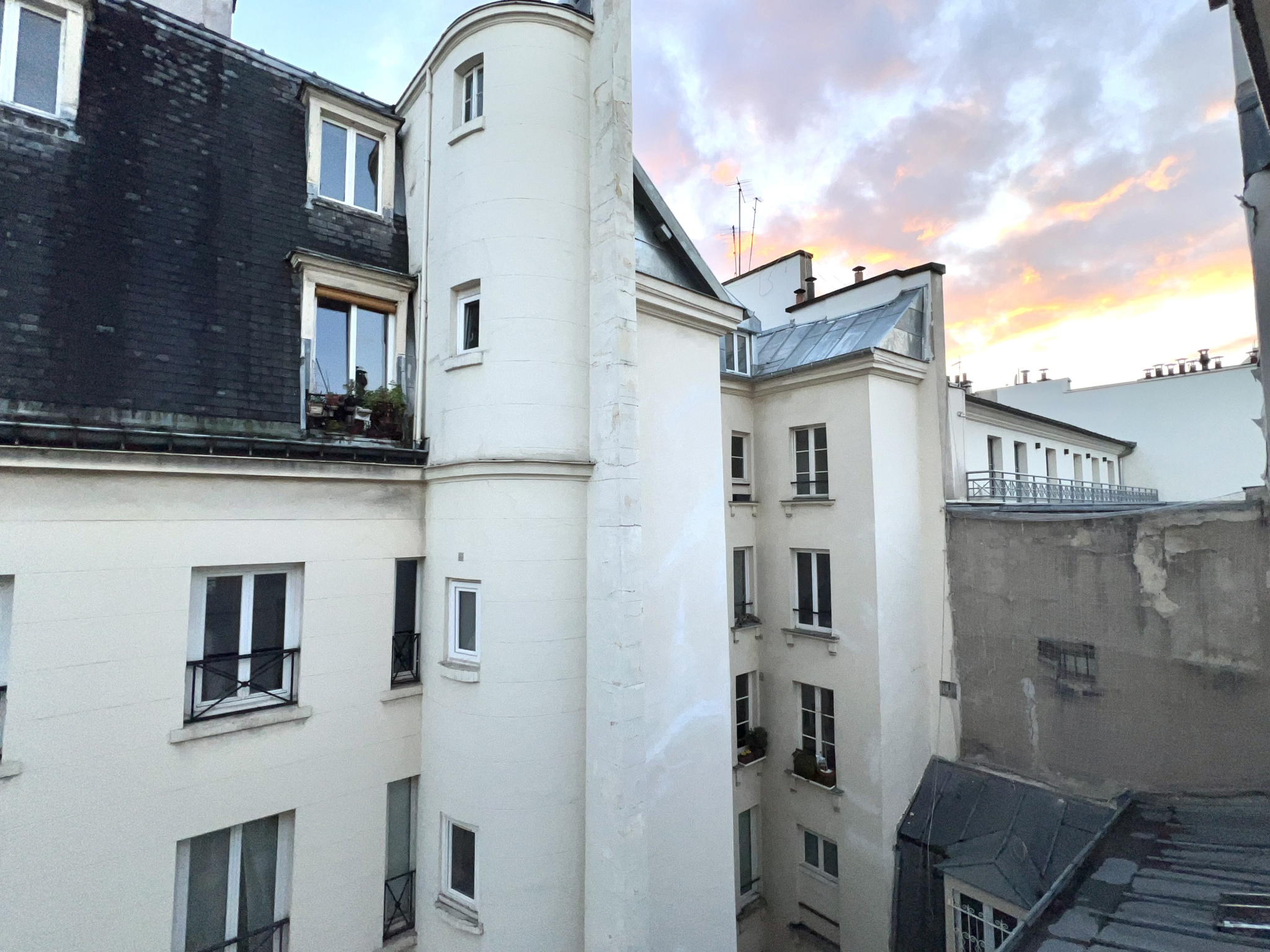 découvrez nos services de rénovation à paris 75010 : travaux de qualité, conseils personnalisés et accompagnement complet pour rénover votre appartement ou local professionnel.