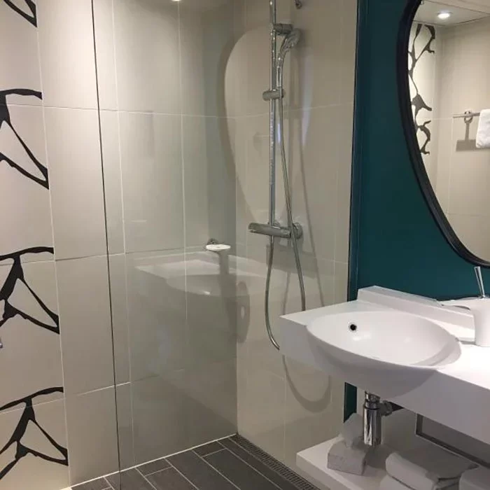 confiez la rénovation de votre salle de bain dans le 75010 à des experts ! modernisation, optimisation de l’espace et finitions soignées pour un résultat sur-mesure à paris 10e. devis gratuit et conseils personnalisés.