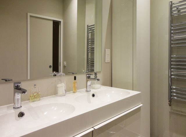 confiez la rénovation de votre salle de bain moderne à paris 75010 à des experts. solutions sur-mesure, matériaux de qualité et design contemporain pour transformer votre espace selon vos envies.