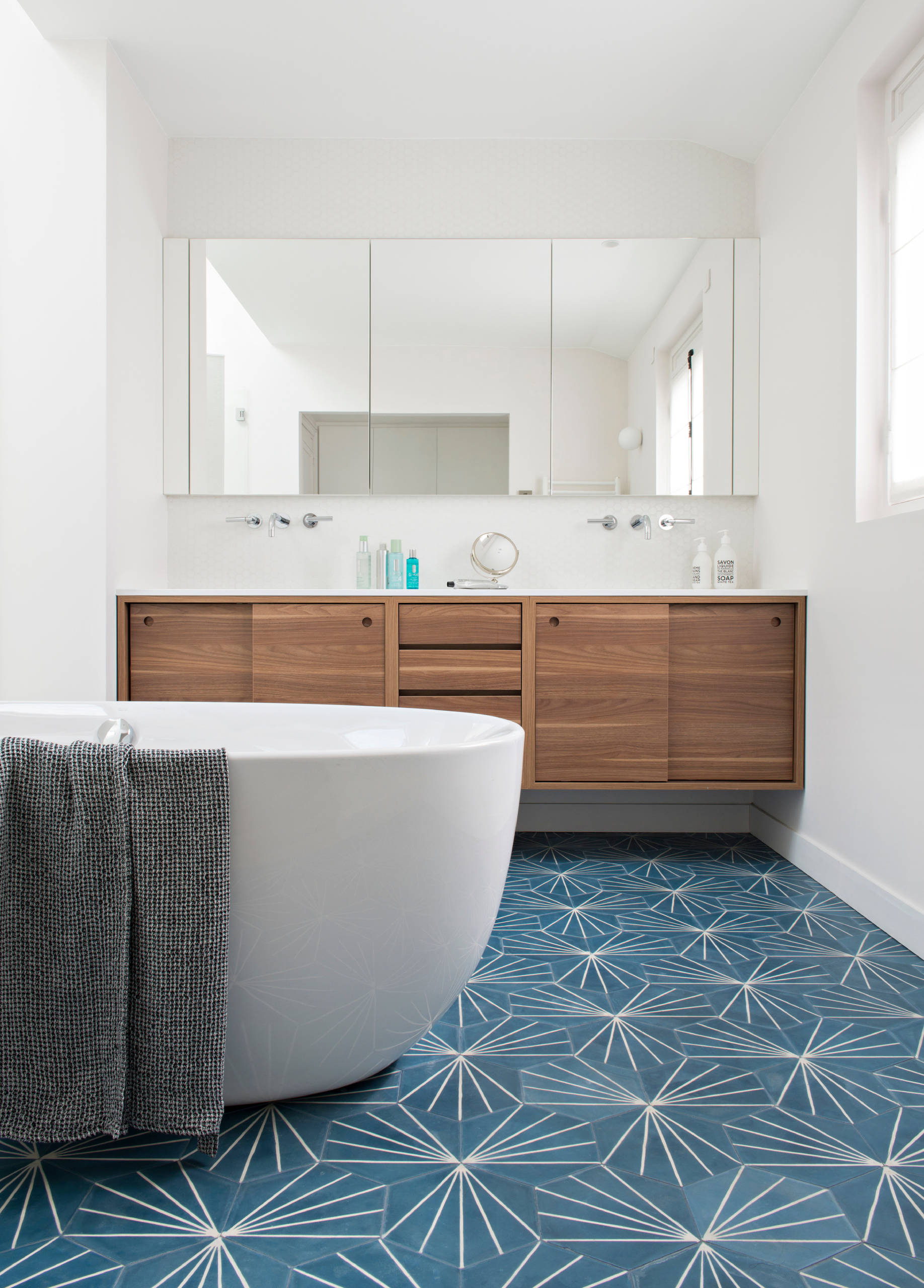 confiez la rénovation de votre salle de bain à paris 10 à des professionnels qualifiés. devis gratuit, conseils personnalisés et réalisations sur-mesure pour un espace moderne et fonctionnel.