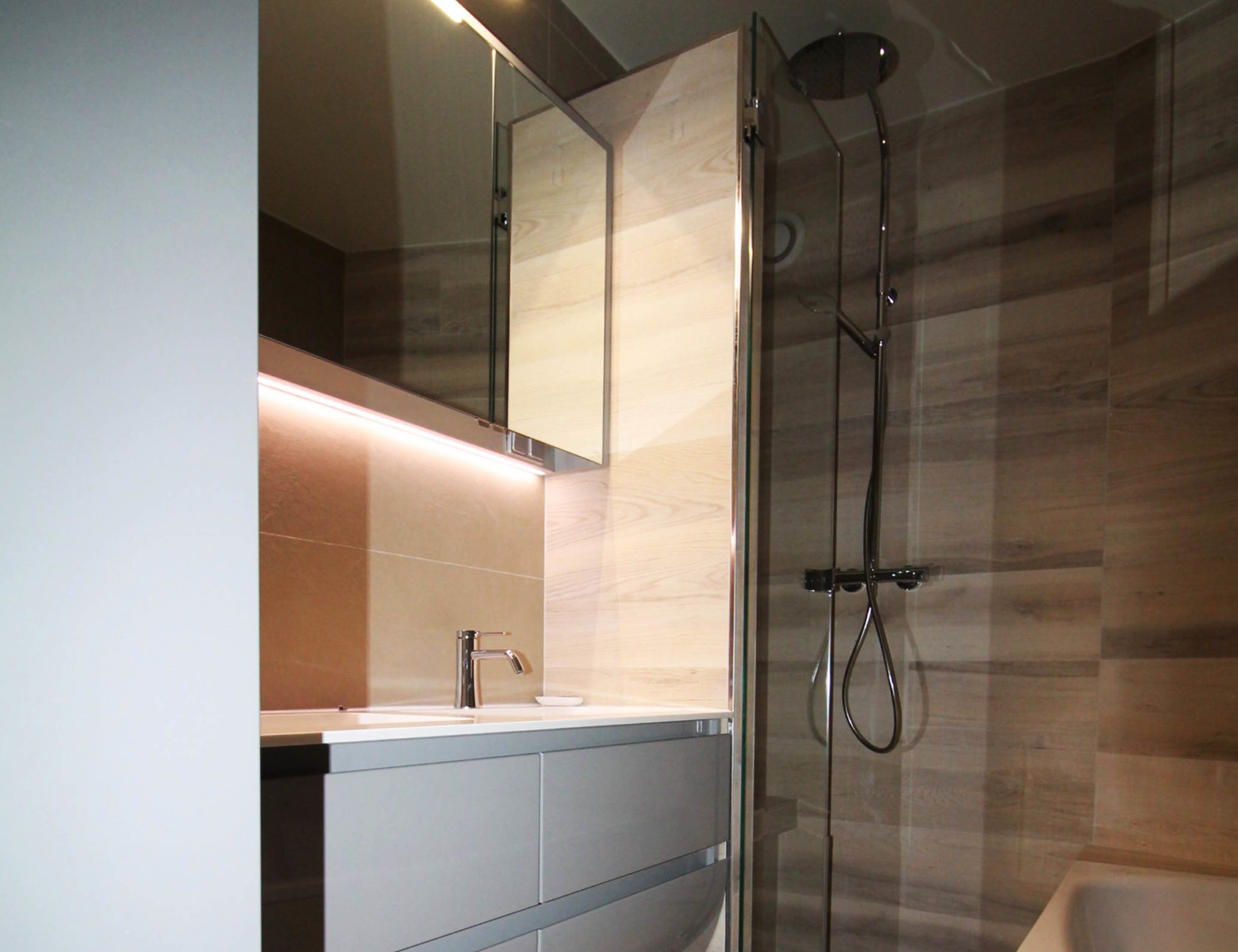 confiez la rénovation de votre salle de bain à paris 10 à des experts qualifiés. devis gratuit, conseils personnalisés et travaux de qualité pour une pièce moderne et fonctionnelle.