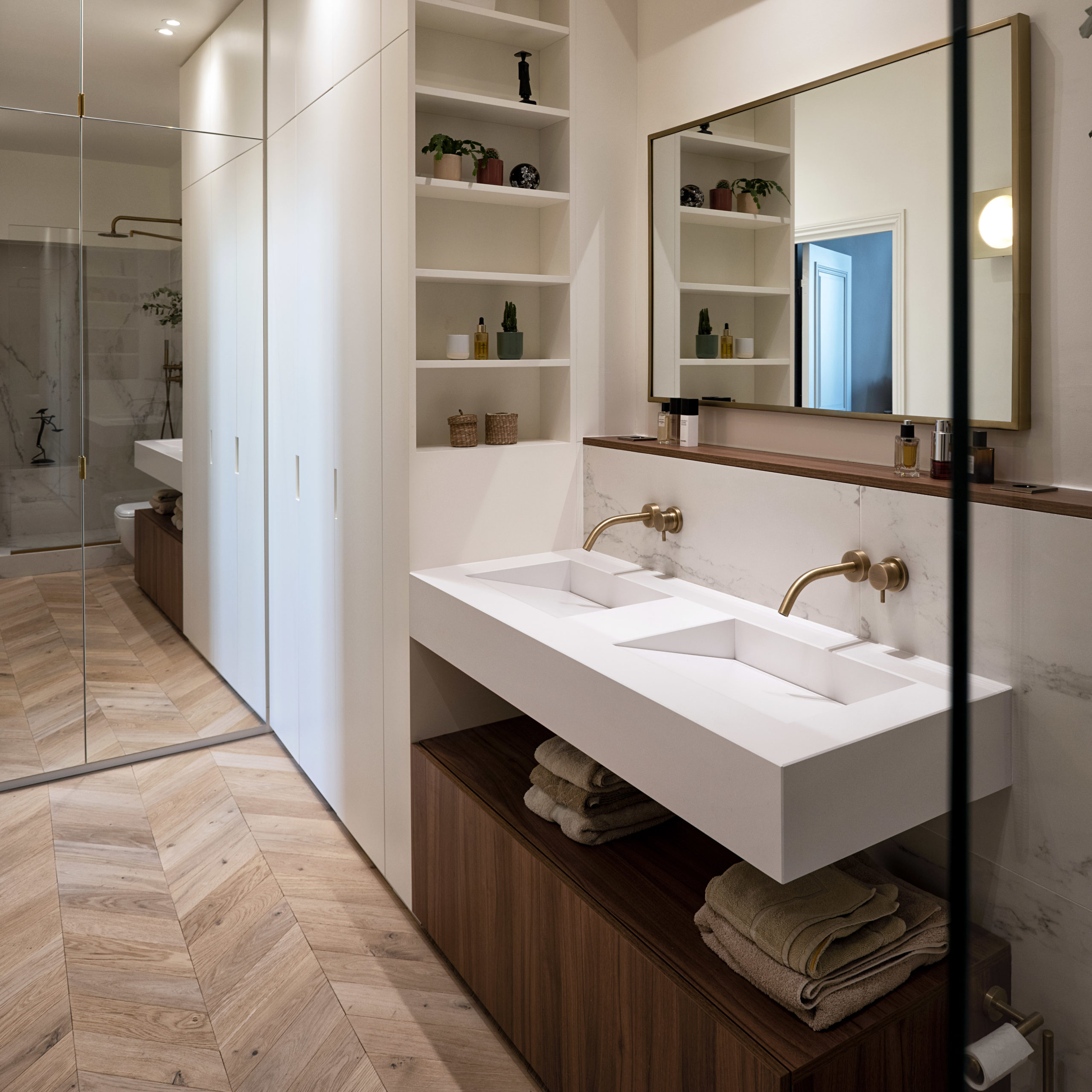 envie d'une salle de bain moderne &agrave; paris 10 ? d&eacute;couvrez nos services de r&eacute;novation sur mesure : conseils, devis gratuit et travaux de qualit&eacute; pour transformer votre espace selon vos envies !
