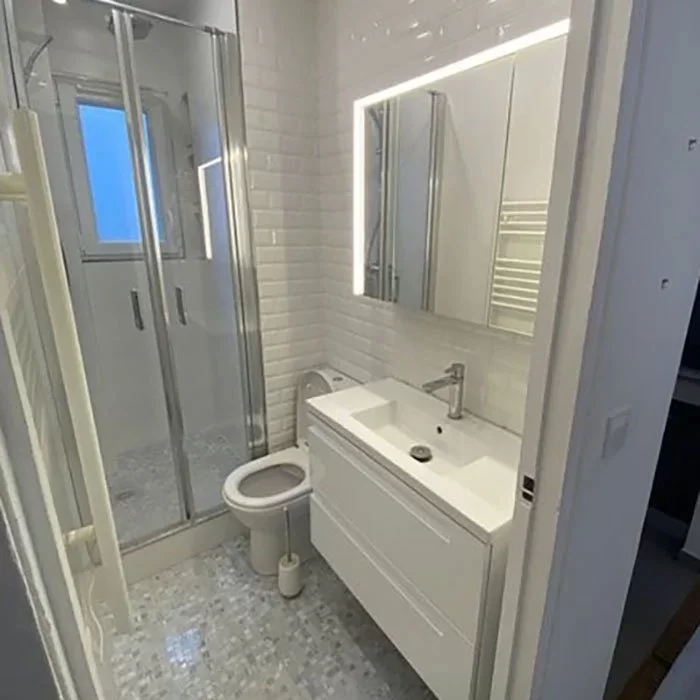 confiez la rénovation de votre salle de bain à paris 75010 à des experts. modernisez votre espace avec des solutions sur-mesure, devis gratuit et accompagnement personnalisé.