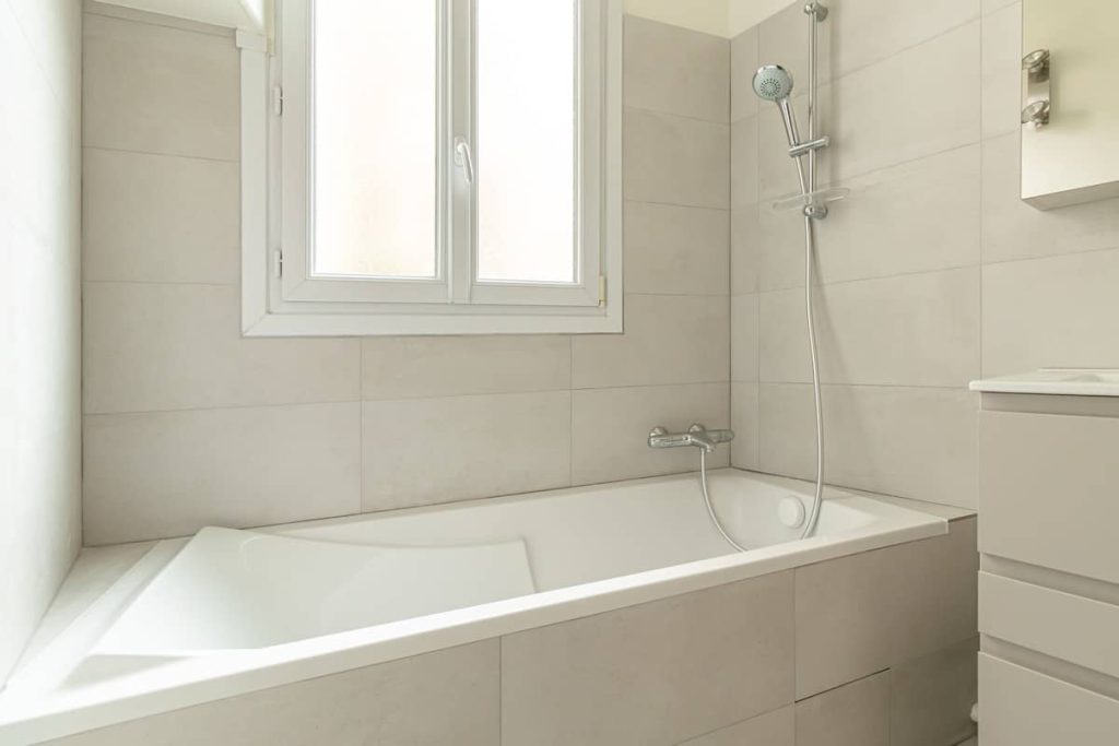 confiez la rénovation de votre salle de bain à paris 75010 à des experts ! profitez de nos services personnalisés pour un espace moderne, fonctionnel et élégant. demandez votre devis gratuit dès maintenant.