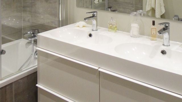 confiez la rénovation de votre salle de bain à paris 75010 à des experts. solutions sur-mesure, conseils personnalisés et travaux de qualité pour un espace moderne et fonctionnel.