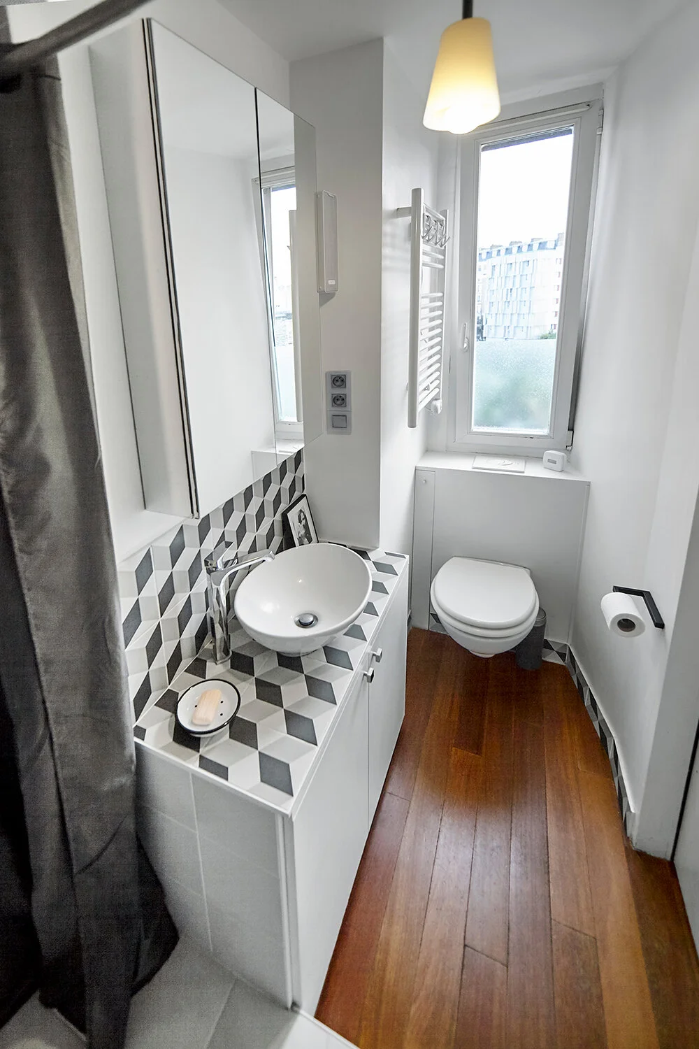 d&eacute;couvrez une salle de bain &eacute;l&eacute;gante dans le 10e arrondissement de paris, alliant design, confort et mat&eacute;riaux de qualit&eacute; pour un espace raffin&eacute; et moderne.