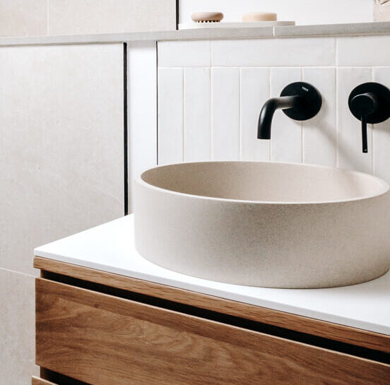 découvrez des salles de bain modernes et fonctionnelles à paris 10. conseils, idées déco, rénovation et aménagement pour créer la salle de bain de vos rêves dans le 10e arrondissement de paris.