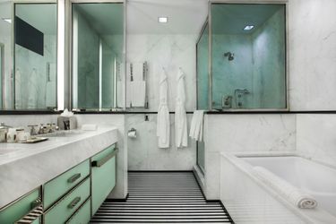 découvrez des solutions modernes pour votre salle de bains à paris 10 : rénovation, aménagement, conseils déco et artisans qualifiés pour transformer votre espace selon vos envies.