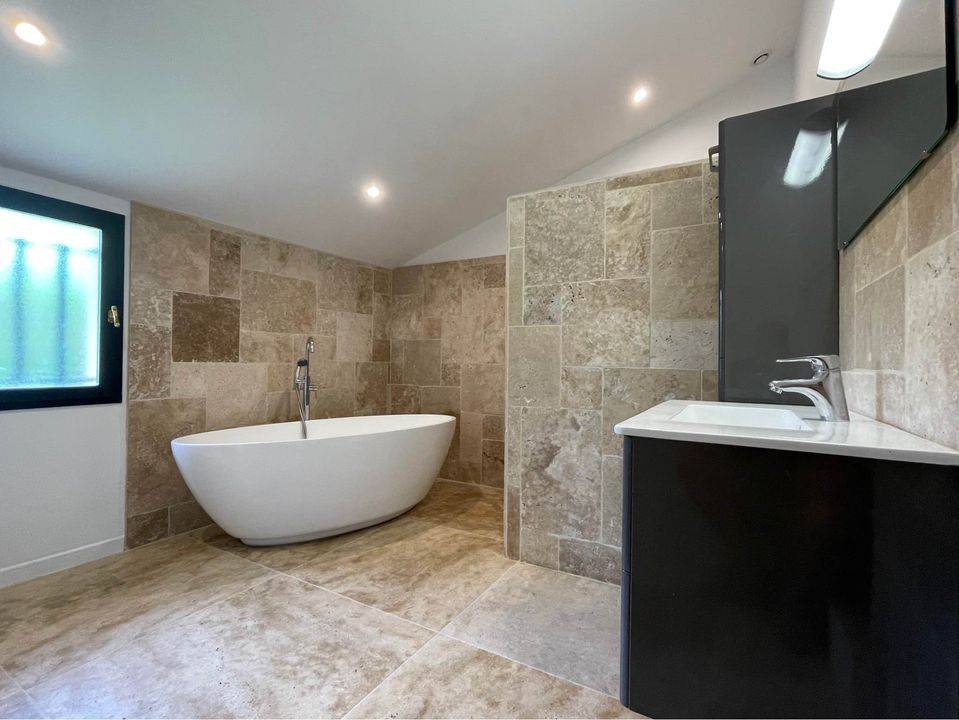 trouvez le carrelage idéal pour votre salle de bain à paris 10. large choix de styles, conseils personnalisés et installation professionnelle pour sublimer votre intérieur.