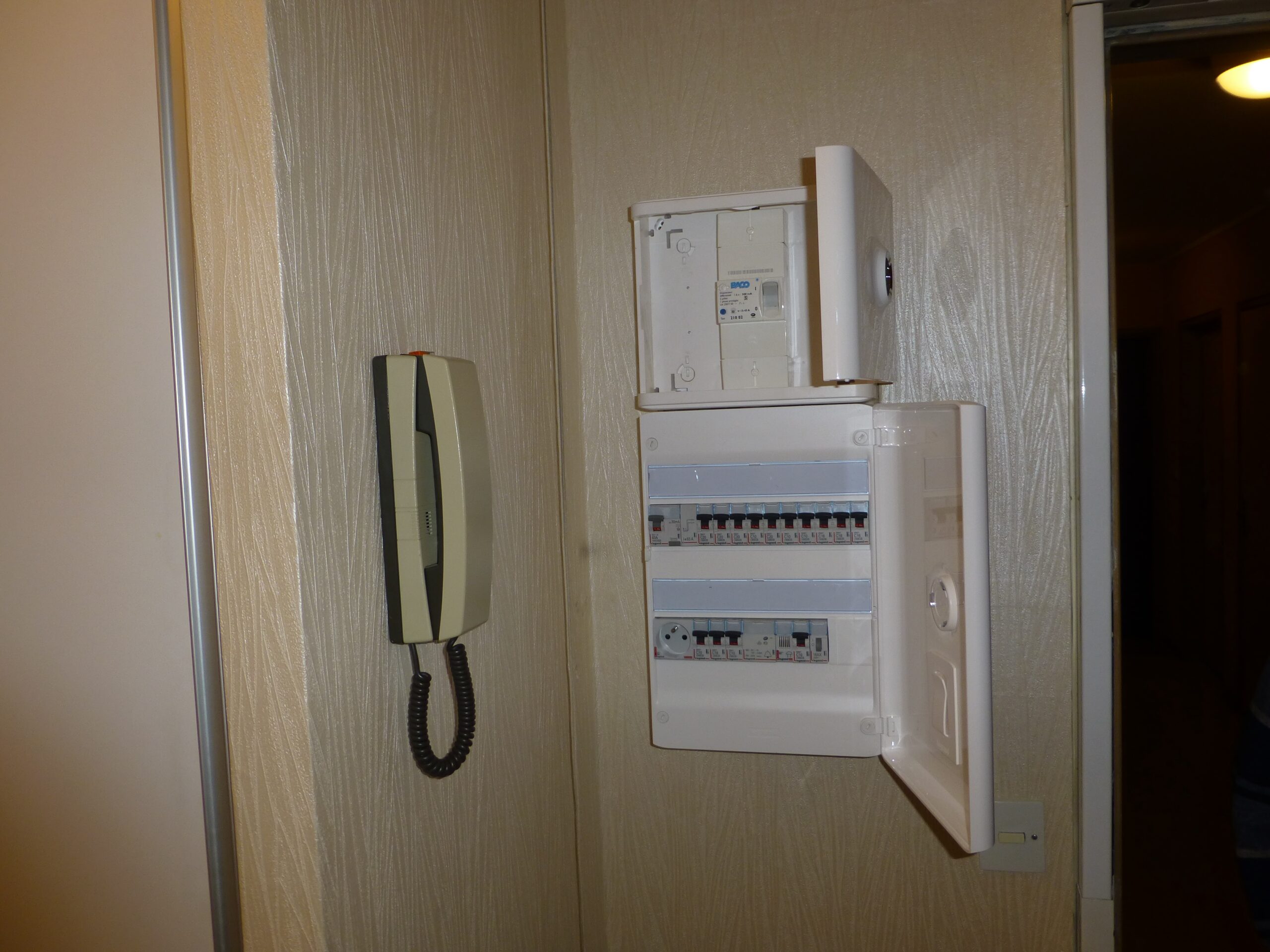 besoin d’un entretien électricité à paris 75010 ? faites confiance à nos électriciens qualifiés pour assurer la sécurité, le diagnostic et la maintenance de votre installation électrique. intervention rapide et devis gratuit.