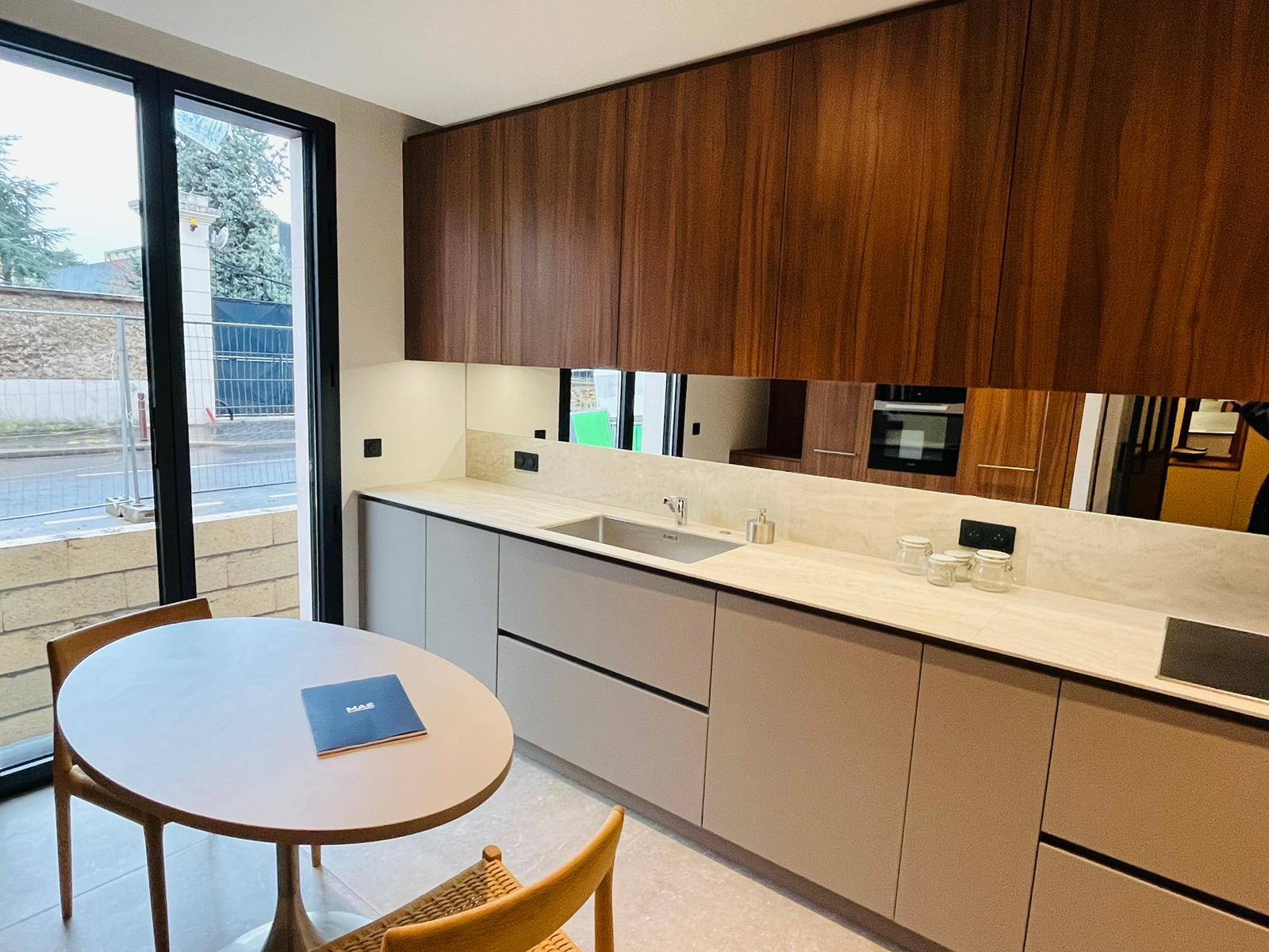 découvrez comment investir dans une cuisine moderne à paris 10 : conseils, tendances et solutions pour valoriser votre bien immobilier avec des aménagements contemporains et fonctionnels.