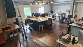 découvrez ce loft d'exception à paris 10 : espace lumineux, design moderne et emplacement idéal. parfait pour vivre ou travailler au cœur de la capitale.