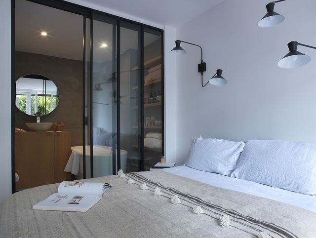 découvrez un loft tendance dans le 10ème arrondissement de paris, sublimé par un élégant béton ciré. un espace unique alliant modernité et authenticité, idéal pour une vie parisienne pleine de style.