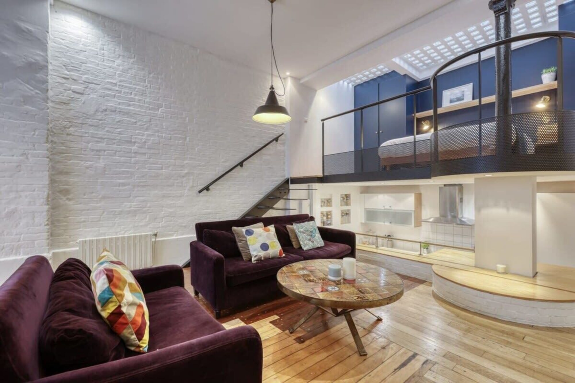 découvrez un loft moderne et lumineux situé au cœur du 10ème arrondissement de paris. un espace unique alliant charme industriel et confort contemporain, idéal pour vivre ou organiser vos événements.