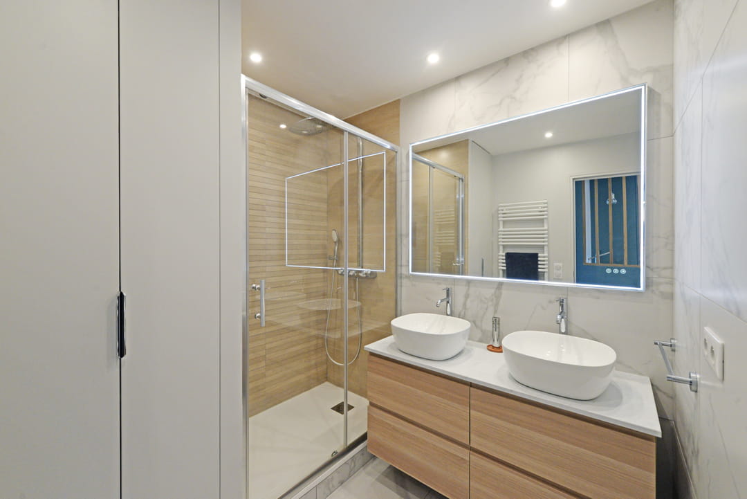 découvrez comment optimiser la lumière naturelle dans votre salle de bain à paris pour un espace lumineux, agréable et moderne. conseils d’aménagement et astuces déco pour maximiser la clarté.