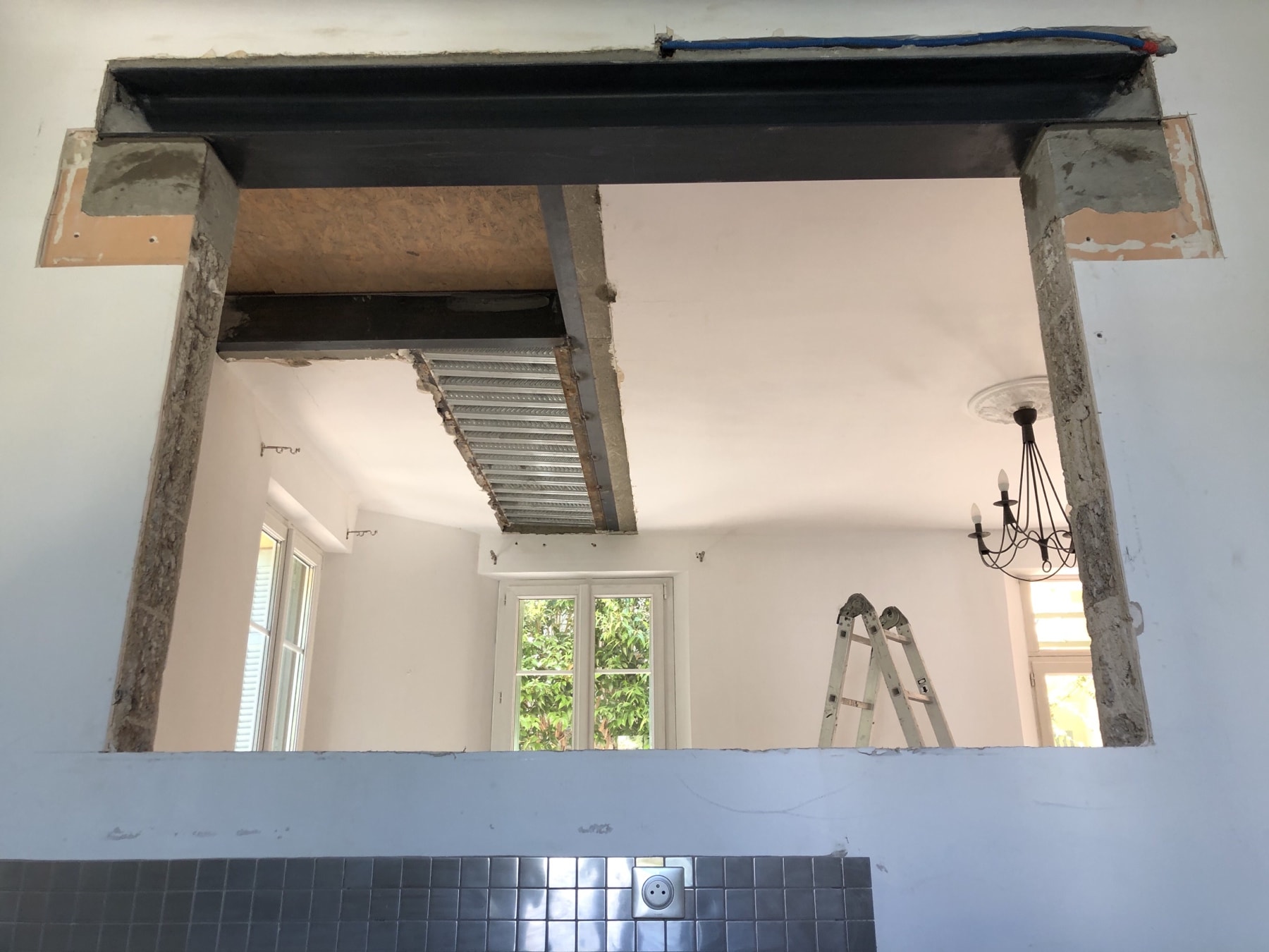 découvrez comment réaliser l'ouverture d'un mur porteur en toute sécurité : conseils, étapes clés, réglementation et astuces pour transformer votre espace intérieur sans risque.