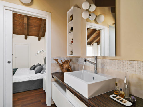 optimisez l’espace et modernisez votre salle de bain avec une porte coulissante pratique et élégante, idéale pour une rénovation réussie.